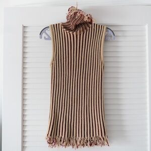 Sleeveless knitted top with fringe